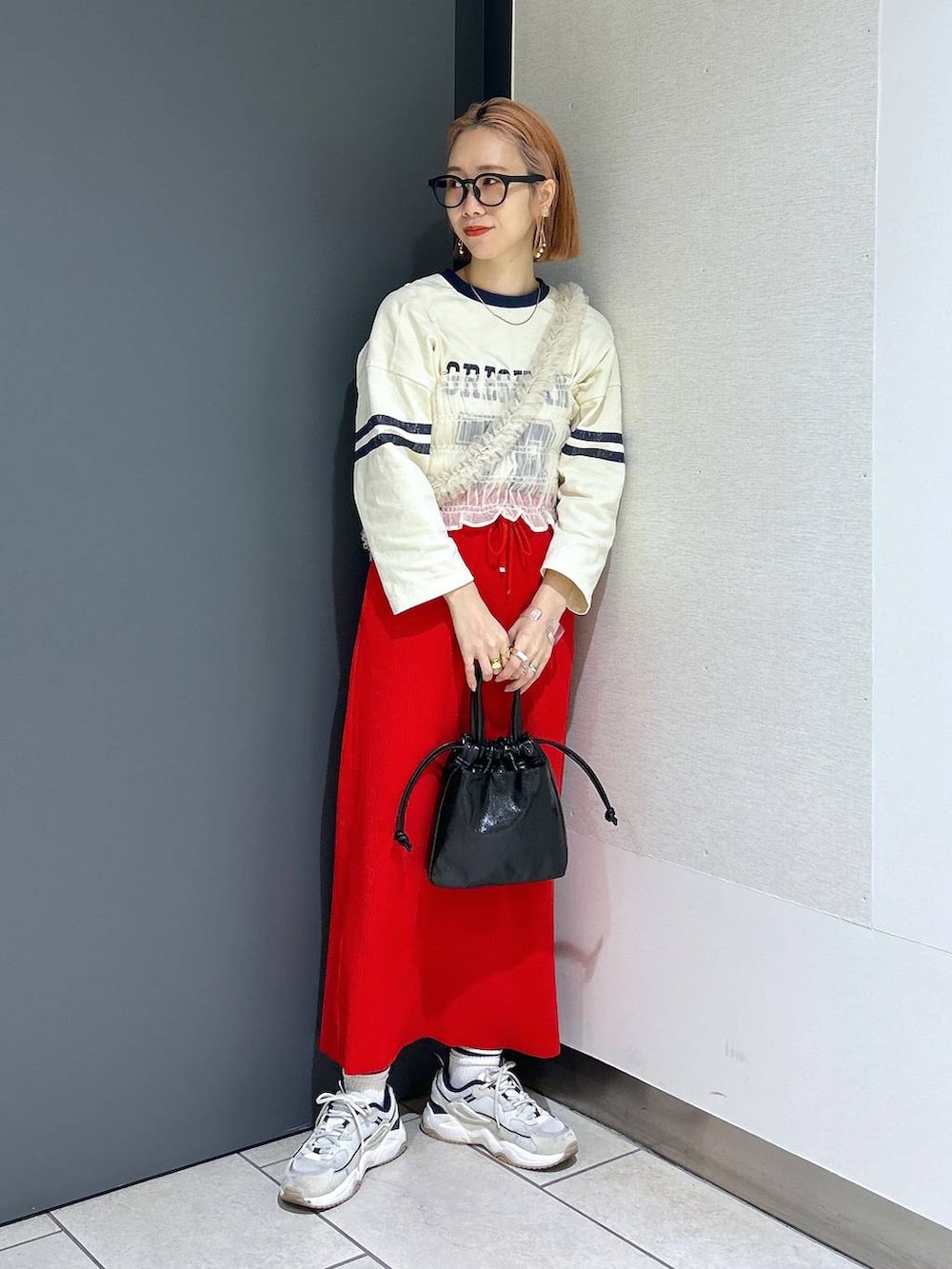 「スカート、ロングスカート、ロンT、モバイルグッズ_Me%、Me%、女子ウケ、個性派、差し色コーデ、ママコーデ、春コーデ、ローリーズスタイル_LOWRYS FARM、公認インフルエンサー_LOWRYS FARM、大人女子カジュアル_LOWRYS FARM、カジュアル、メガネ」｜「LOWRYS FARMのカットリブタイトスカート　103920（スカート、レッド系）」を使った、milkさん（レディース・160cm）の春コーディネートの2枚目の写真