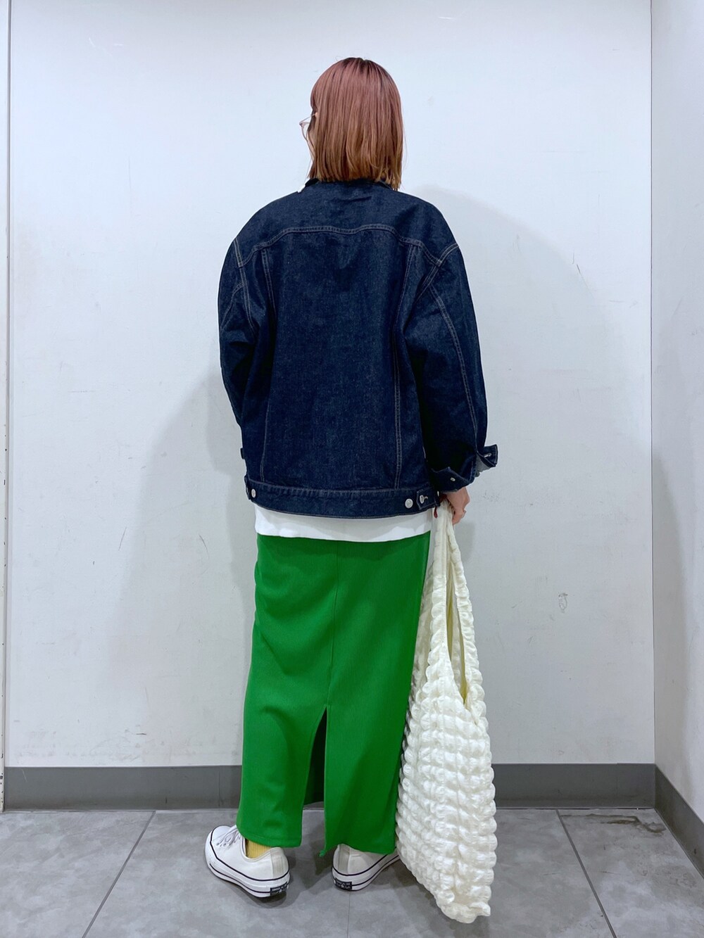 ブルー系のノーカラーコート、ホワイト系のスウェット、ホワイト系のニット/セーターを着用したレディースの冬コーディネートの4枚目の写真