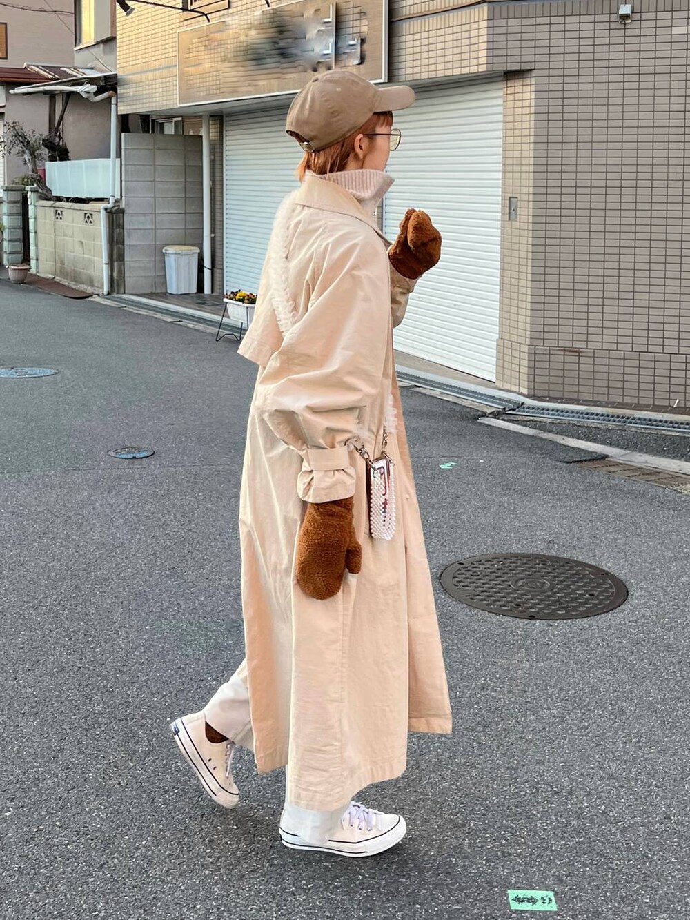 「女子ウケ、個性派、ママコーデ、秋コーデ、ローリーズスタイル_LOWRYS FARM、公認インフルエンサー_LOWRYS FARM、大人女子カジュアル_LOWRYS FARM、カジュアル、メガネ、LOWRYS FARM、着痩せ・細見え、ワントーン、冬コーデ、キャップ、ニット」｜「studio CLIPの【WEB限定】 ボアミトングローブ《Dick Bruna》（手袋、ブラウン系）」を使った、milkさん（レディース・160cm）の秋コーディネートの6枚目の写真