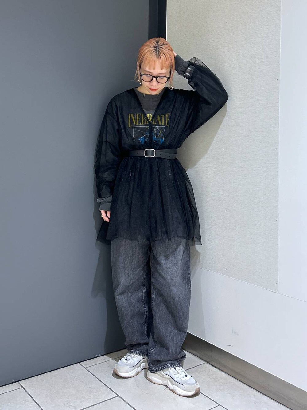 グレー系のTシャツ/カットソー、ブラック系のシャツ/ブラウス、ブラック系のデニムパンツを着用したレディースの春コーディネートの7枚目の写真