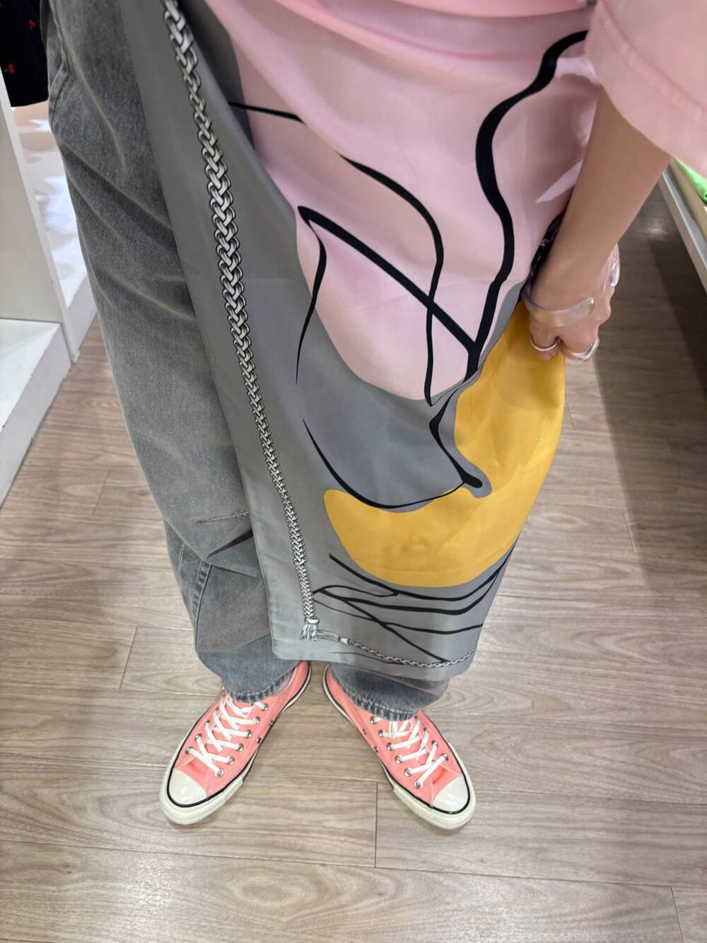 ピンク系のTシャツ/カットソー、ブラック系のキャップ、ブラック系のキーホルダーを着用したレディースの春コーディネートの5枚目の写真