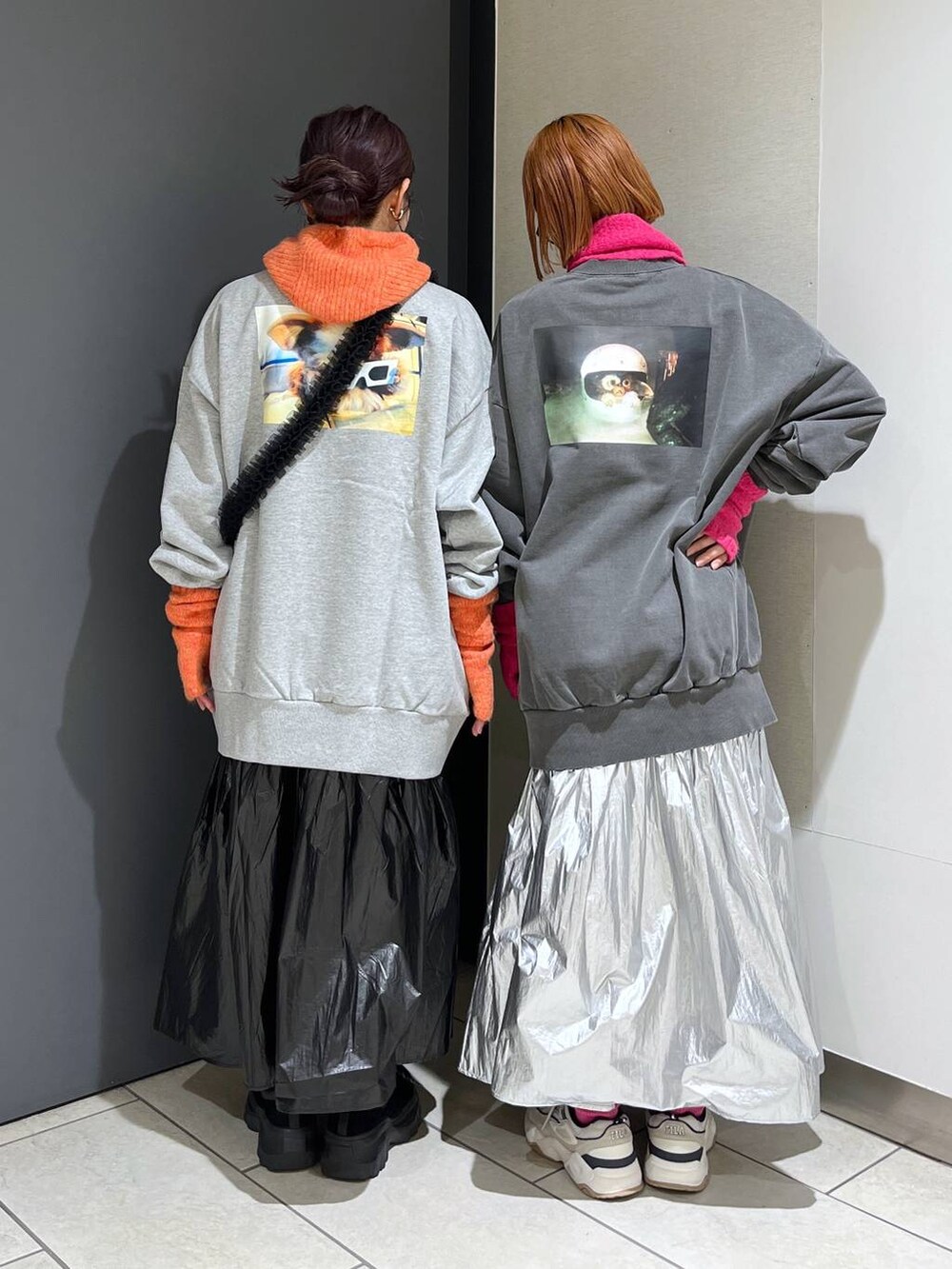 ブラック系のスニーカー、ブラック系のスカート、シルバー系のスカートを着用したレディースの冬コーディネートの5枚目の写真