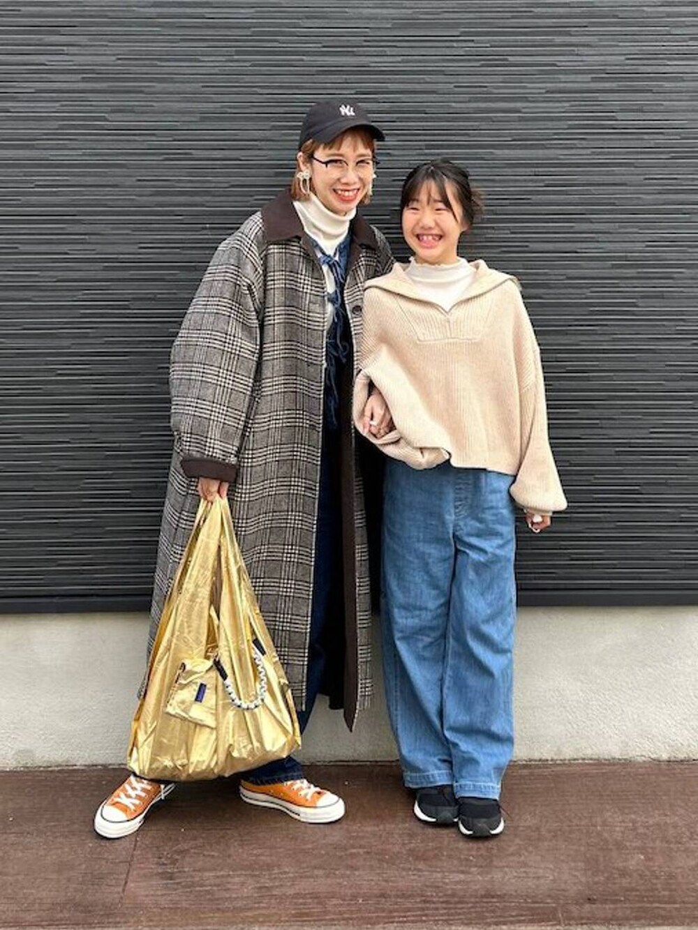 「女子ウケ、LOWRYS FARM、個性派、差し色コーデ、ママコーデ、冬コーデ、ローリーズスタイル_LOWRYS FARM、公認インフルエンサー_LOWRYS FARM、大人女子カジュアル_LOWRYS FARM、カジュアル、メガネ、着痩せ・細見え、GLOBAL WORK、キッズ服、キッズ」|「yuwのmetallic SD2 181913(エコバッグ/サブバッグ、ブラック系)」を使った、milkさん(レディース・160cm)の冬コーディネートの2枚目の写真