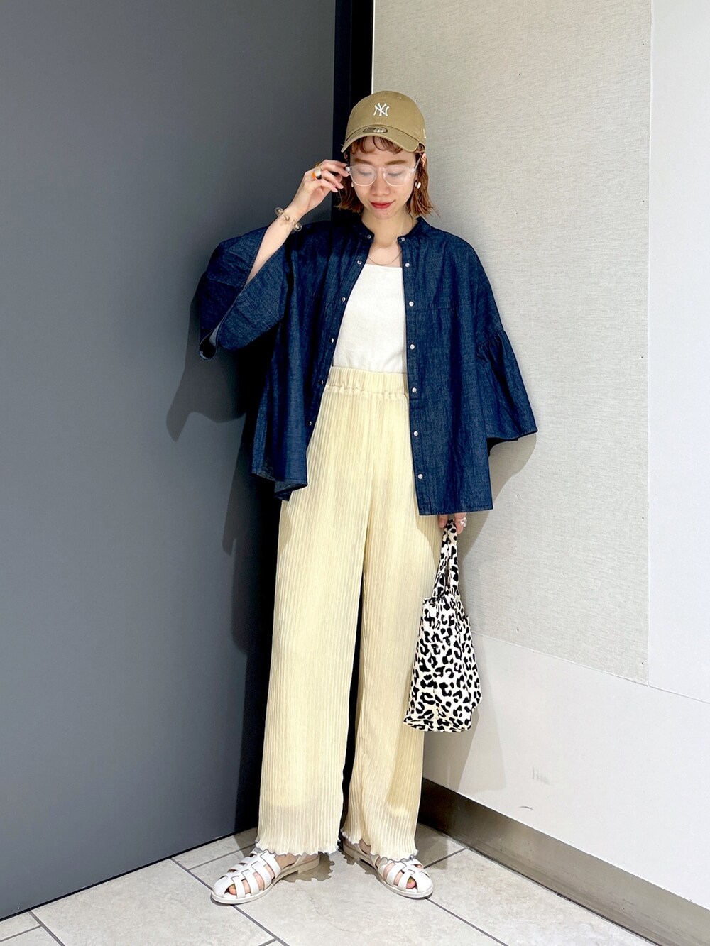 ブルー系のシャツ/ブラウス、ホワイト系のタンクトップ、ホワイト系のその他パンツを着用したレディースの春コーディネートの5枚目の写真