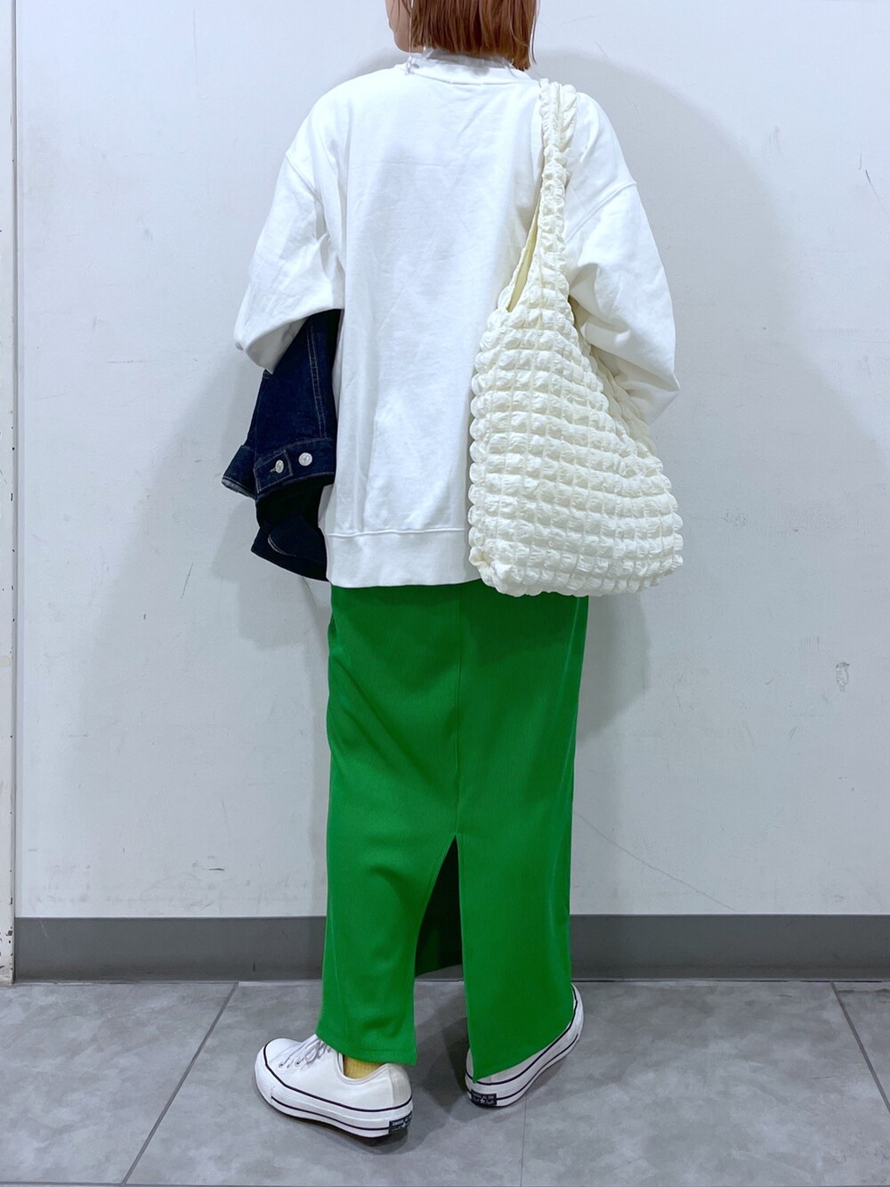 ブルー系のノーカラーコート、ホワイト系のスウェット、ホワイト系のニット/セーターを着用したレディースの冬コーディネートの7枚目の写真