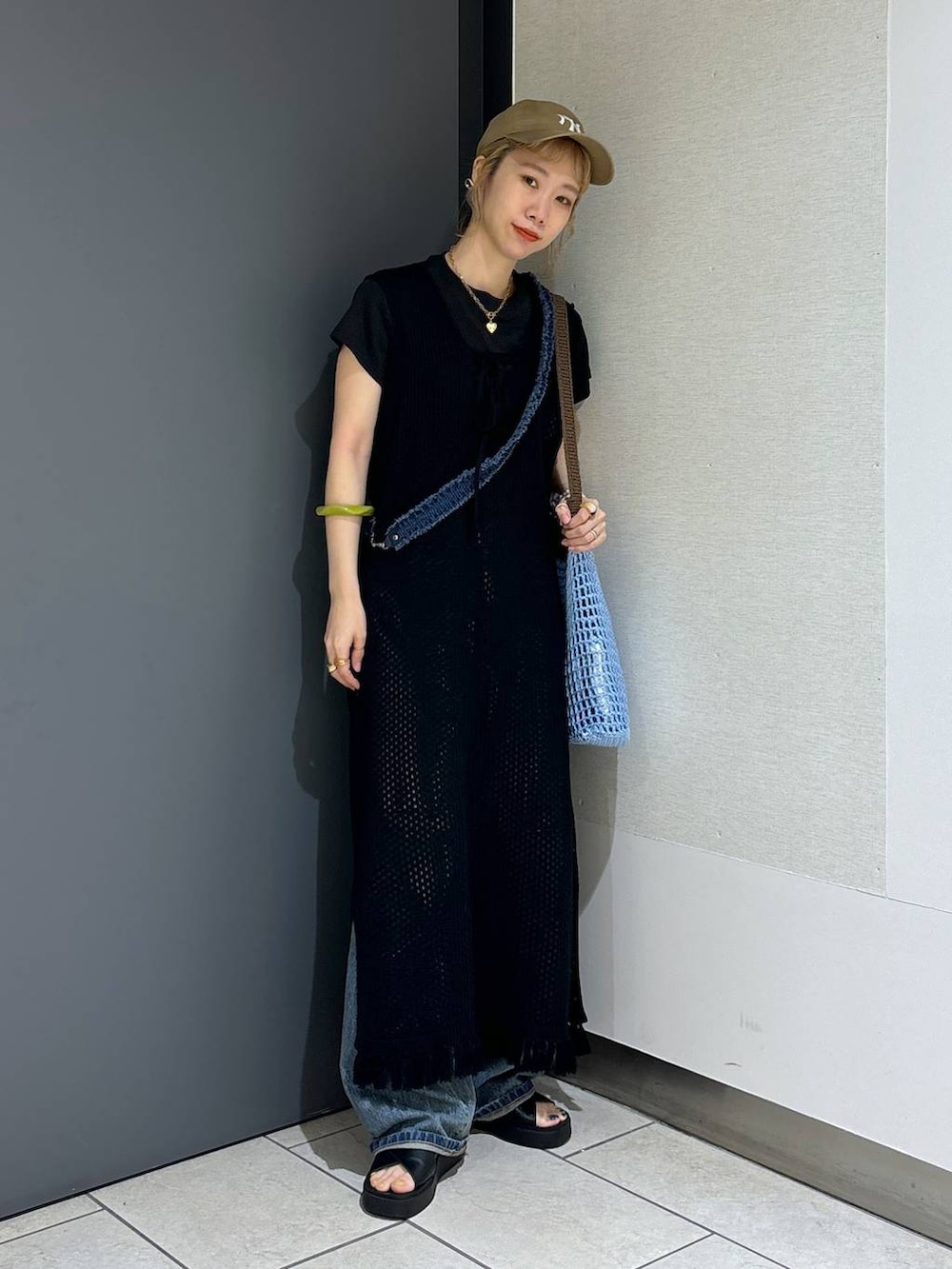「着痩せ・細見え、女子ウケ、個性派、差し色コーデ、ママコーデ、春コーデ、ローリーズスタイル_LOWRYS FARM、公認インフルエンサー_LOWRYS FARM、大人女子カジュアル_LOWRYS FARM、カジュアル、メガネ、LOWRYS FARM、サンダル、ワンピース、デニムパンツ」|「LOWRYS FARMのキンチャクツキメッシュトート 102170(ショルダーバッグ、ブルー系)」を使った、milkさん(レディース・160cm)の夏コーディネートの6枚目の写真