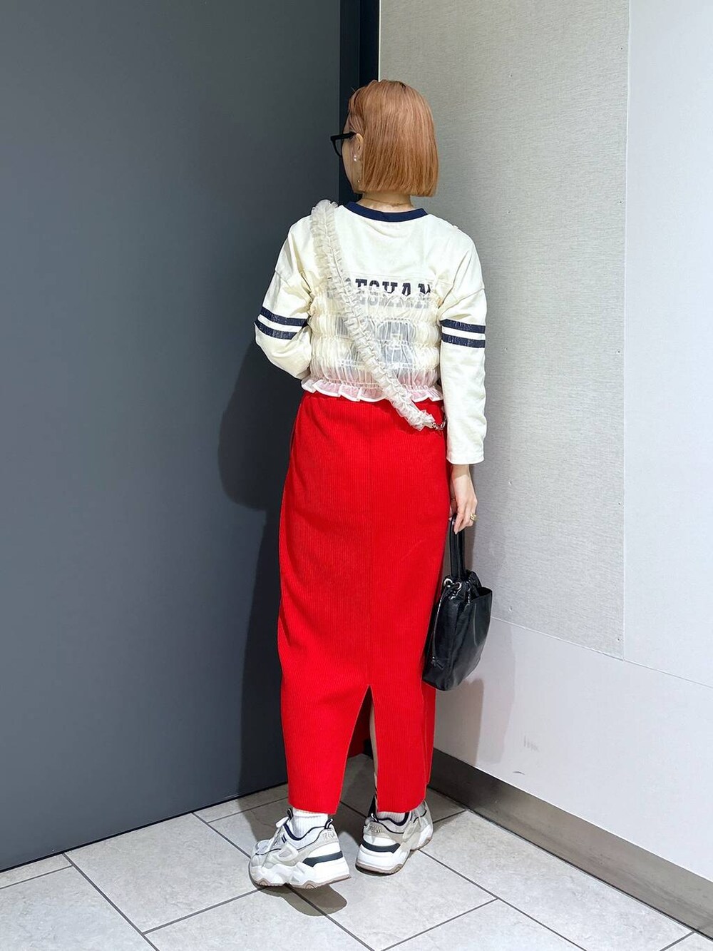 「スカート、ロングスカート、ロンT、モバイルグッズ_Me%、Me%、女子ウケ、個性派、差し色コーデ、ママコーデ、春コーデ、ローリーズスタイル_LOWRYS FARM、公認インフルエンサー_LOWRYS FARM、大人女子カジュアル_LOWRYS FARM、カジュアル、メガネ」｜「LOWRYS FARMのカットリブタイトスカート　103920（スカート、レッド系）」を使った、milkさん（レディース・160cm）の春コーディネートの4枚目の写真