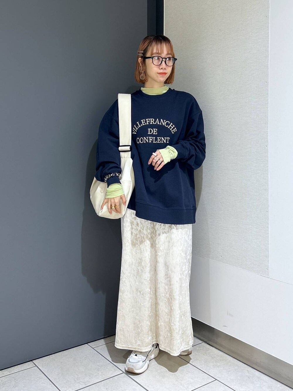 「女子ウケ、ショルダーバッグ、個性派、差し色コーデ、ママコーデ、秋コーデ、ローリーズスタイル_LOWRYS FARM、公認インフルエンサー_LOWRYS FARM、大人女子カジュアル_LOWRYS FARM、カジュアル、メガネ、LOWRYS FARM、着痩せ・細見え、アウター、スウェット」｜「LOWRYS FARMの柔らかボディＢＡＧ　122771（ボディバッグ/ウエストポーチ、ホワイト系）」を使った、milkさん（レディース・160cm）の秋コーディネートの5枚目の写真