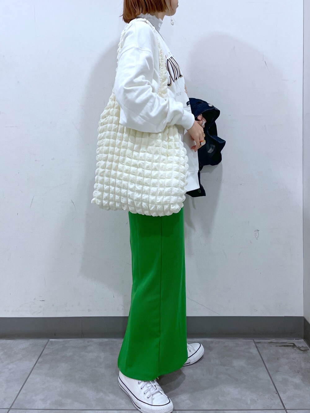 ブルー系のノーカラーコート、ホワイト系のスウェット、ホワイト系のニット/セーターを着用したレディースの冬コーディネートの6枚目の写真