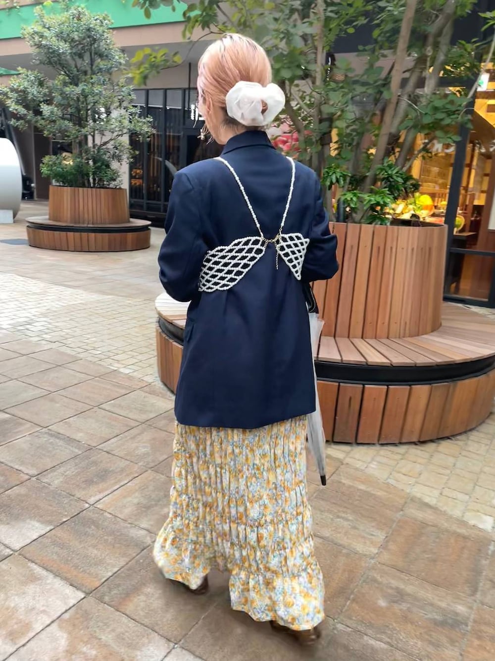 「女子ウケ、個性派、差し色コーデ、ママコーデ、春コーデ、ローリーズスタイル_LOWRYS FARM、公認インフルエンサー_LOWRYS FARM、大人女子カジュアル_LOWRYS FARM、カジュアル、メガネ、LOWRYS FARM、着痩せ・細見え、ビスチェ」｜「Me%の【ストラップシート付き】シュシュハンドルストラップ　103358（スマホグッズ、ブルー系）」を使った、milkさん（レディース・160cm）の春コーディネートの3枚目の写真