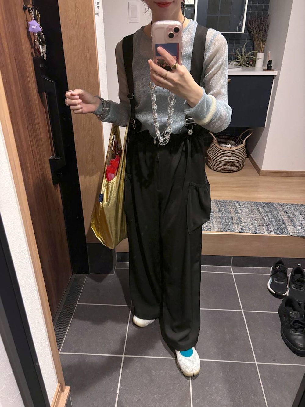 「女子ウケ、個性派、差し色コーデ、ママコーデ、ローリーズスタイル_LOWRYS FARM、公認インフルエンサー_LOWRYS FARM、大人女子カジュアル_LOWRYS FARM、カジュアル、メガネ、LOWRYS FARM、着痩せ・細見え、秋コーデ、サロペット」|「LOWRYS FARMのコードリボンチョーカー 130094(ネックレス、ブラック系)」を使った、milkさん(レディース・160cm)の秋コーディネートの3枚目の写真