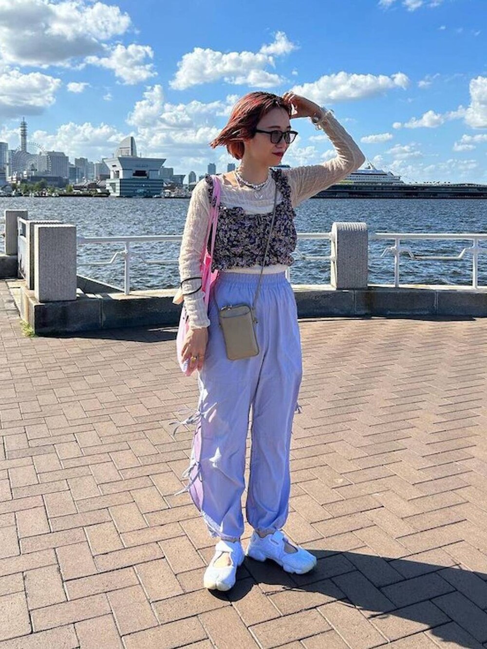 ホワイト系のボディバッグ/ウエストポーチ、ホワイト系のTシャツ/カットソー、その他のサンダルを着用したレディースの夏コーディネートの6枚目の写真