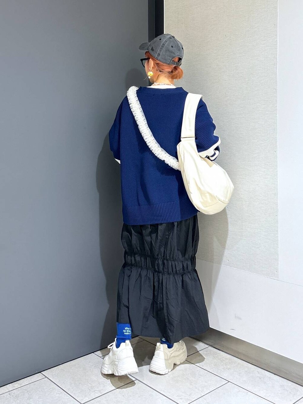 「ママコーデ、大人女子カジュアル_LOWRYS FARM、カジュアル、ロングスカート、スカート、ニット、カーディガン、ロンT、キャップ、スニーカー、モバイルグッズ_Me%、Me%、女子ウケ、個性派、差し色コーデ」|「LOWRYS FARMのウォッシュドCAPNEWERA 102577(キャップ、ブラック系)」を使った、milkさん(レディース・160cm)の冬コーディネートの4枚目の写真