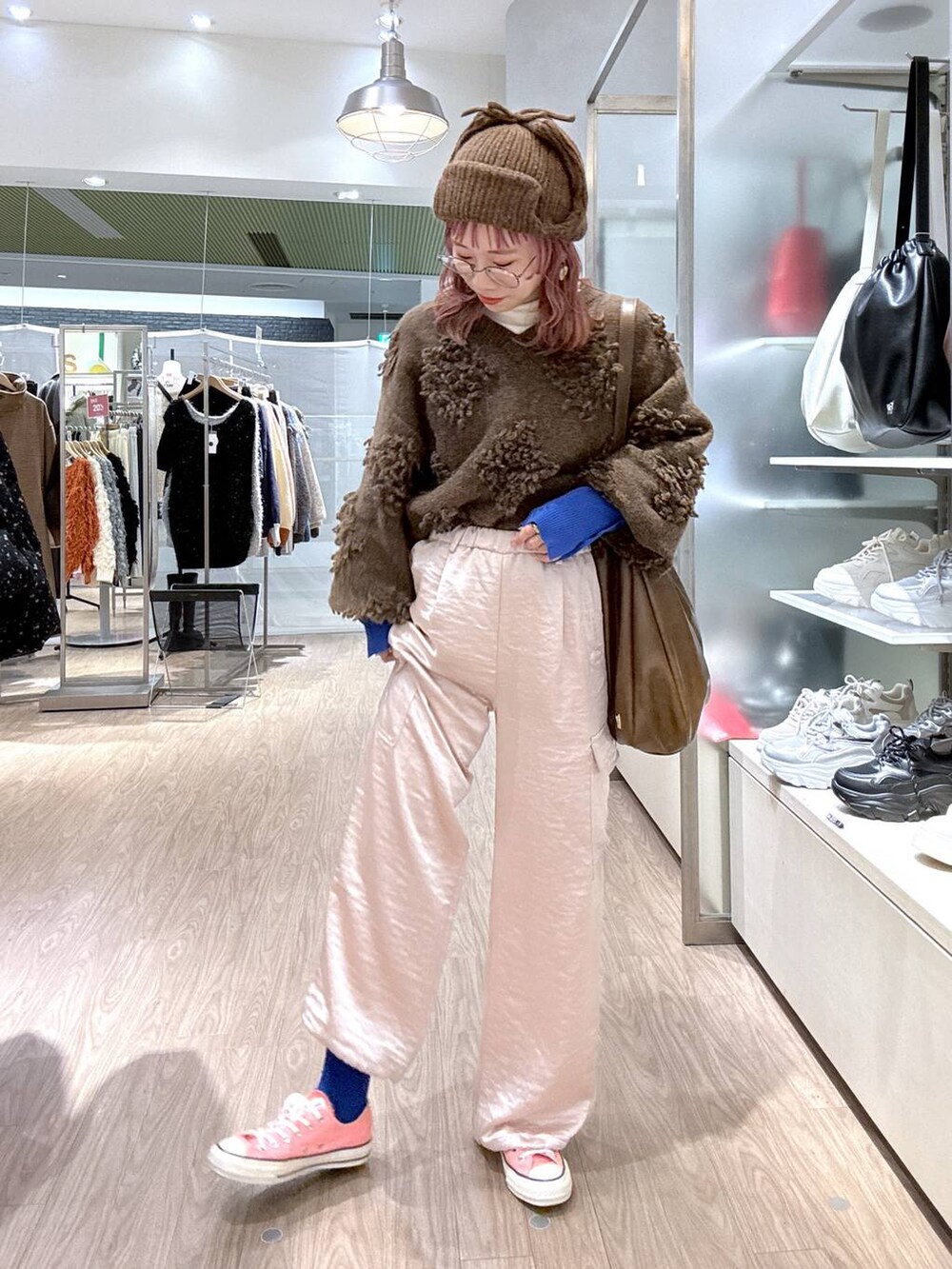 「女子ウケ、個性派、差し色コーデ、ママコーデ、冬コーデ、ローリーズスタイル_LOWRYS FARM、公認インフルエンサー_LOWRYS FARM、大人女子カジュアル_LOWRYS FARM、カジュアル、メガネ、LOWRYS FARM、着痩せ・細見え、秋冬新作、ニット、パンツ」｜「LOWRYS FARMのギャザーショルダーＢＡＧ 149613（ショルダーバッグ、ブラウン系）」を使った、milkさん（レディース・160cm）の冬コーディネートの6枚目の写真
