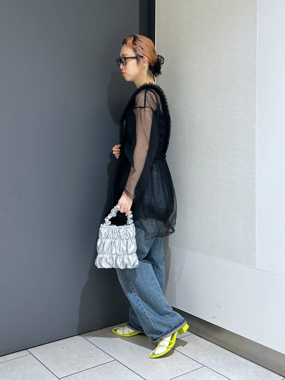 「女子ウケ、個性派、デニムパンツ、ビスチェ、夏コーデ、差し色コーデ、ママコーデ、春コーデ、ローリーズスタイル_LOWRYS FARM、公認インフルエンサー_LOWRYS FARM、大人女子カジュアル_LOWRYS FARM、カジュアル、メガネ、LOWRYS FARM、着痩せ・細見え」｜「LOWRYS FARMの２ＷＡＹチュールチュニック 111155（シャツ/ブラウス、ブラック系）」を使った、milkさん（レディース・160cm）の春コーディネートの3枚目の写真