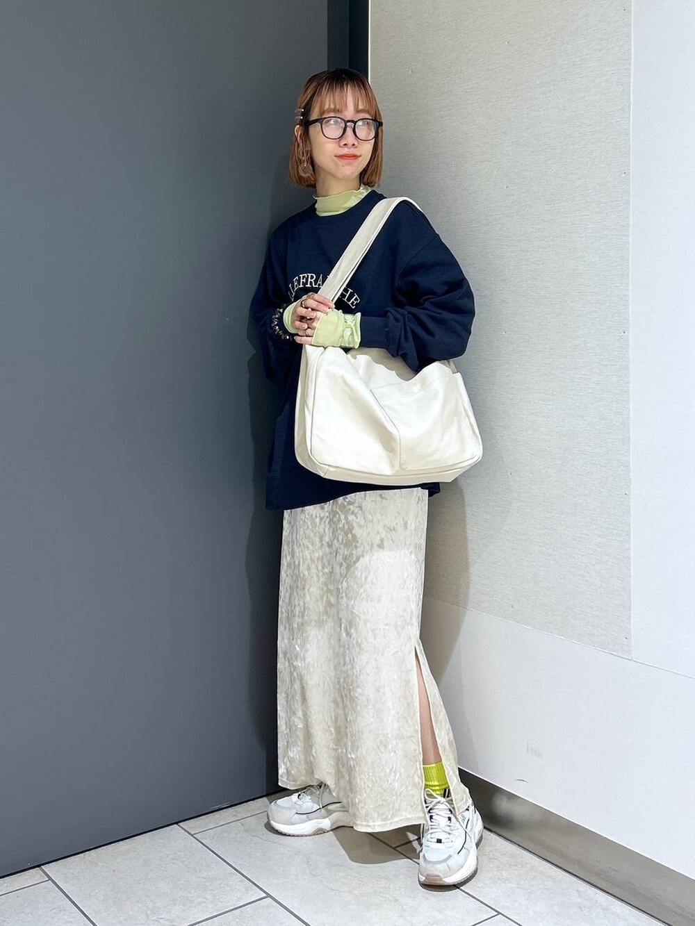「女子ウケ、ショルダーバッグ、個性派、差し色コーデ、ママコーデ、秋コーデ、ローリーズスタイル_LOWRYS FARM、公認インフルエンサー_LOWRYS FARM、大人女子カジュアル_LOWRYS FARM、カジュアル、メガネ、LOWRYS FARM、着痩せ・細見え、アウター、スウェット」｜「LOWRYS FARMの柔らかボディＢＡＧ　122771（ボディバッグ/ウエストポーチ、ホワイト系）」を使った、milkさん（レディース・160cm）の秋コーディネートの9枚目の写真