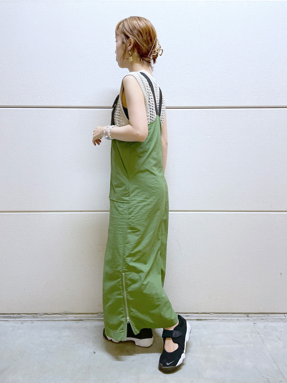 ホワイト系のTシャツ/カットソー、グリーン系のジャンパースカートを着用したレディースの夏コーディネートの2枚目の写真