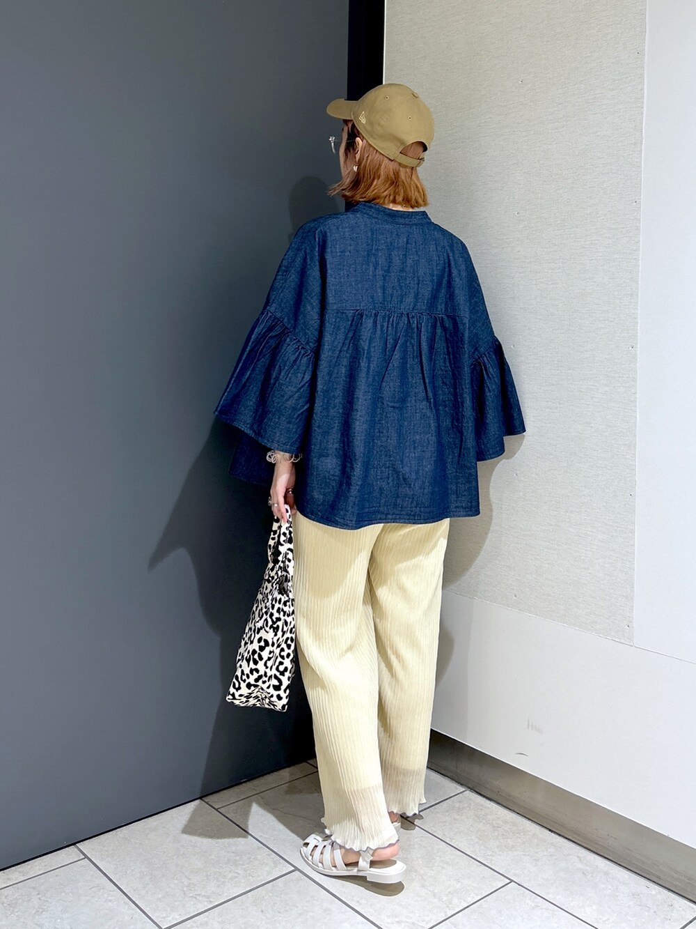 ブルー系のシャツ/ブラウス、ホワイト系のタンクトップ、ホワイト系のその他パンツを着用したレディースの春コーディネートの4枚目の写真