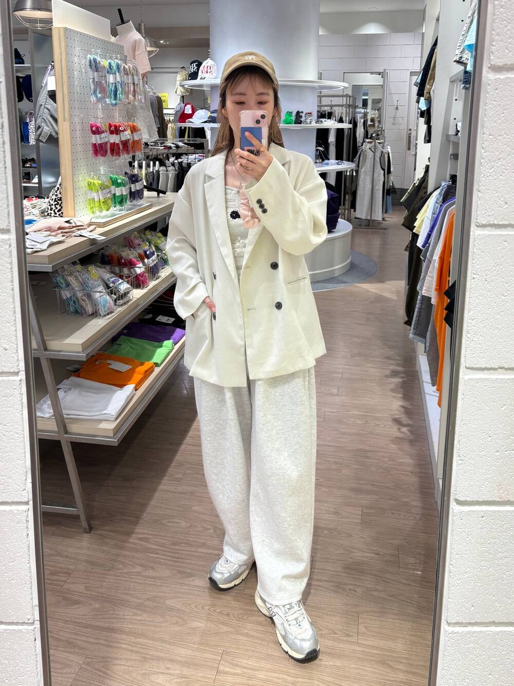 ホワイト系のTシャツ/カットソー、グレー系のスニーカー、ホワイト系のテーラードジャケットを着用したレディースの春コーディネートの6枚目の写真