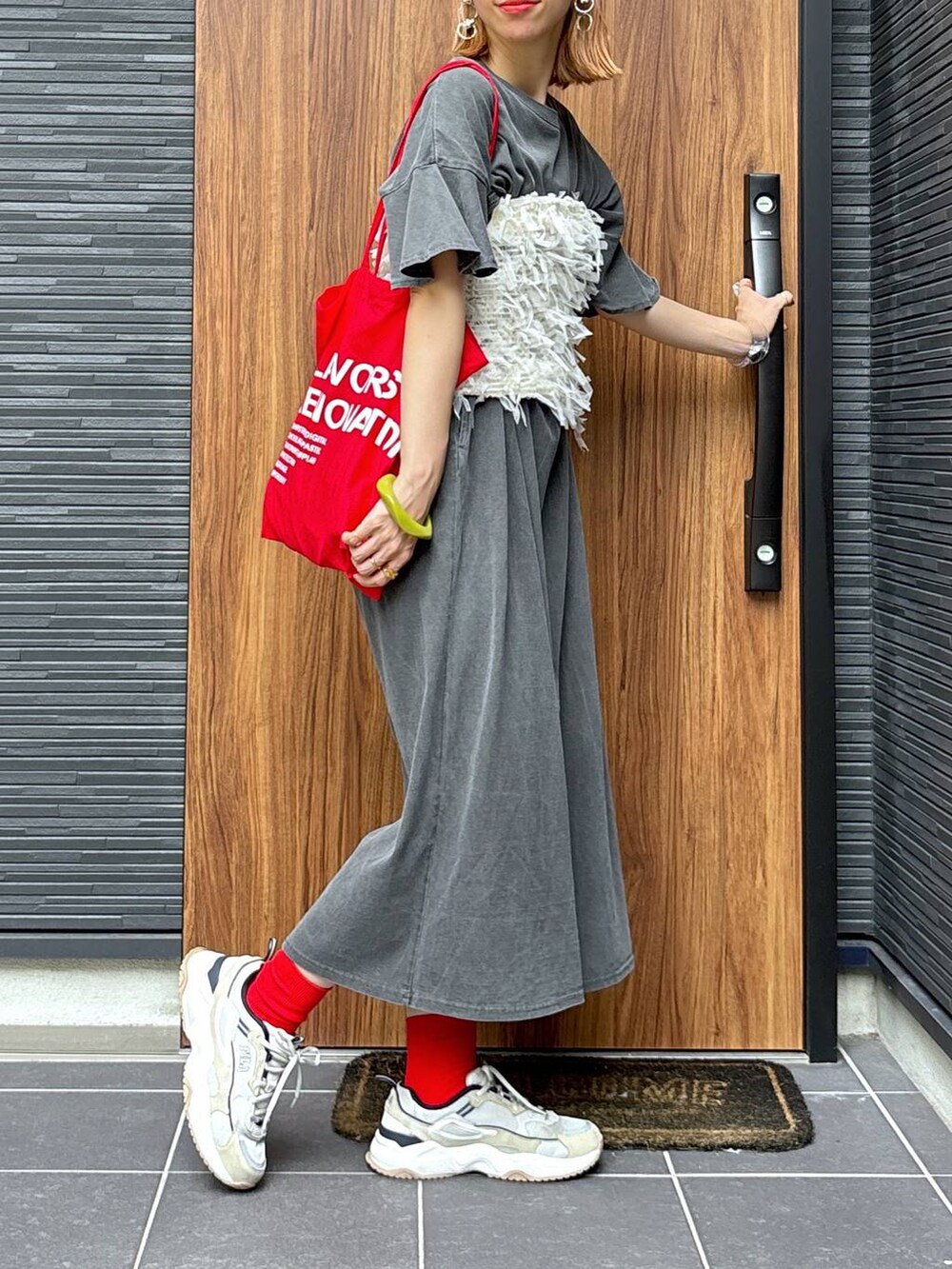 グレー系のワンピース、その他のメガネ、ベージュ系のキャップを着用したレディースの夏コーディネートの9枚目の写真