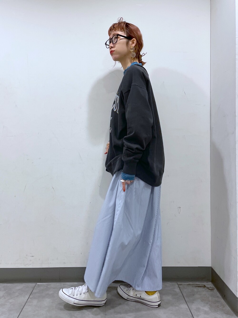 「シャツワンピ、シャツワンピース、LOWRYS FARM、ローリーズファーム(LOWRYS FARM)、ママコーデ、ママファッション、スウェット、レイヤードスタイル、メガネ女子、めがね」｜「LOWRYS FARMのカレッジロゴウラケプルオーバーロングスリーブ　177900（スウェット、グレー系）」を使った、milkさん（レディース・160cm）の冬コーディネートの6枚目の写真