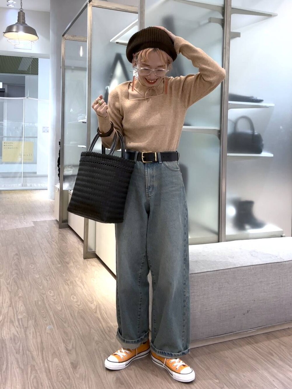 ブルー系のデニムパンツ、ピンク系のニット/セーター、その他のメガネを着用したレディースの秋コーディネートの8枚目の写真