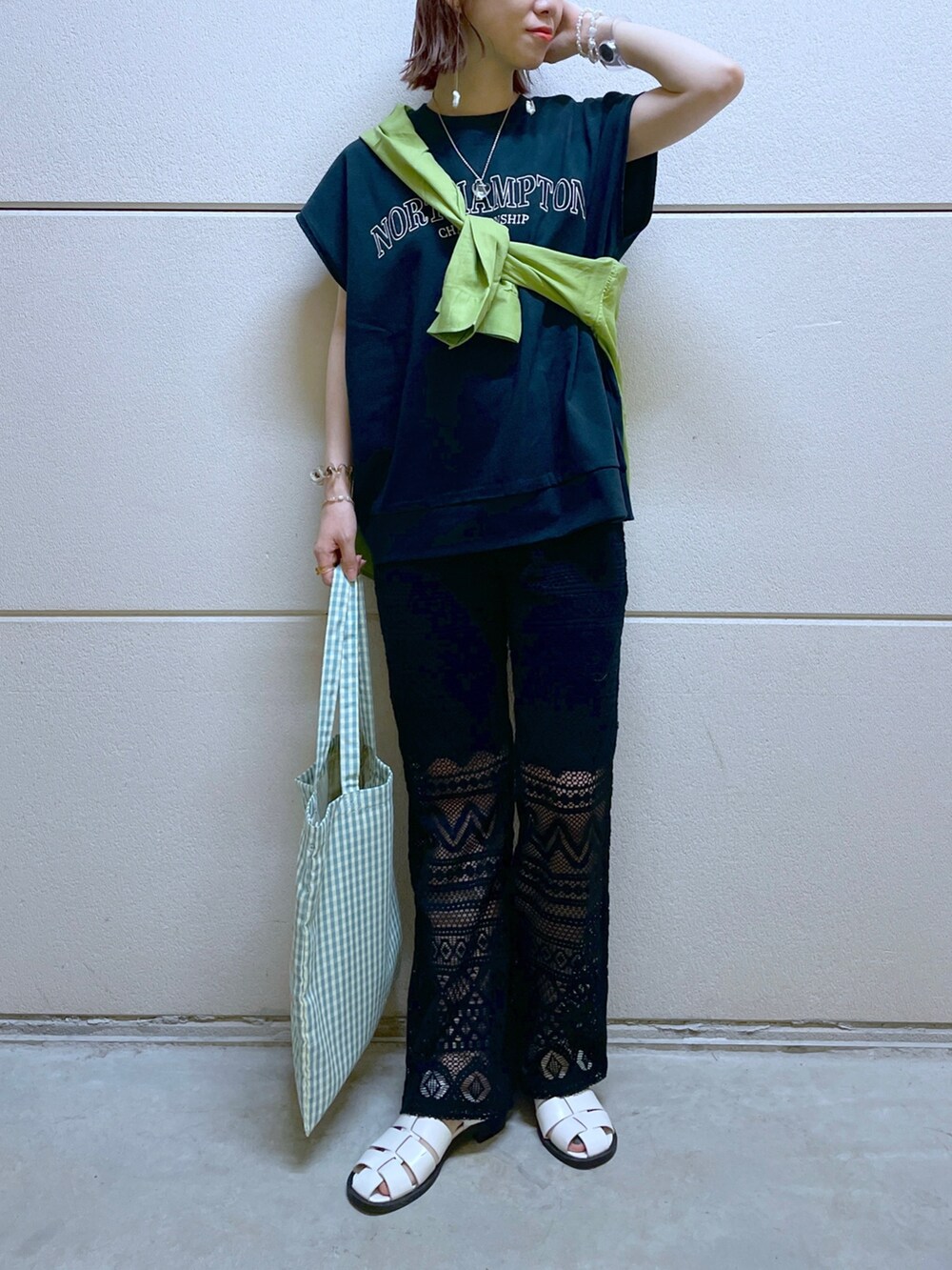 グリーン系のシャツ/ブラウス、グレー系のTシャツ/カットソー、ブラック系のその他パンツを着用したレディースの夏コーディネートの2枚目の写真