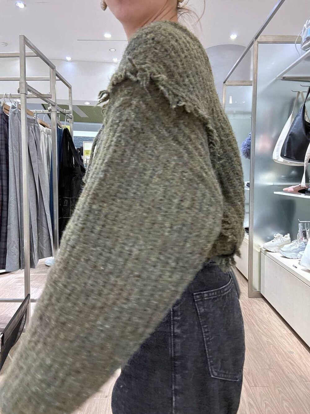 「ニット、冬コーデ、スニーカー、デニムパンツ、女子ウケ、個性派、差し色コーデ、ママコーデ、秋コーデ、ローリーズスタイル_LOWRYS FARM、公認インフルエンサー_LOWRYS FARM、大人女子カジュアル_LOWRYS FARM、カジュアル、メガネ、LOWRYS FARM」｜「LOWRYS FARMの２ＷＡＹフリンジメランジＬＳ　116690（ニット/セーター、グリーン系）」を使った、milkさん（レディース・160cm）の冬コーディネートの4枚目の写真