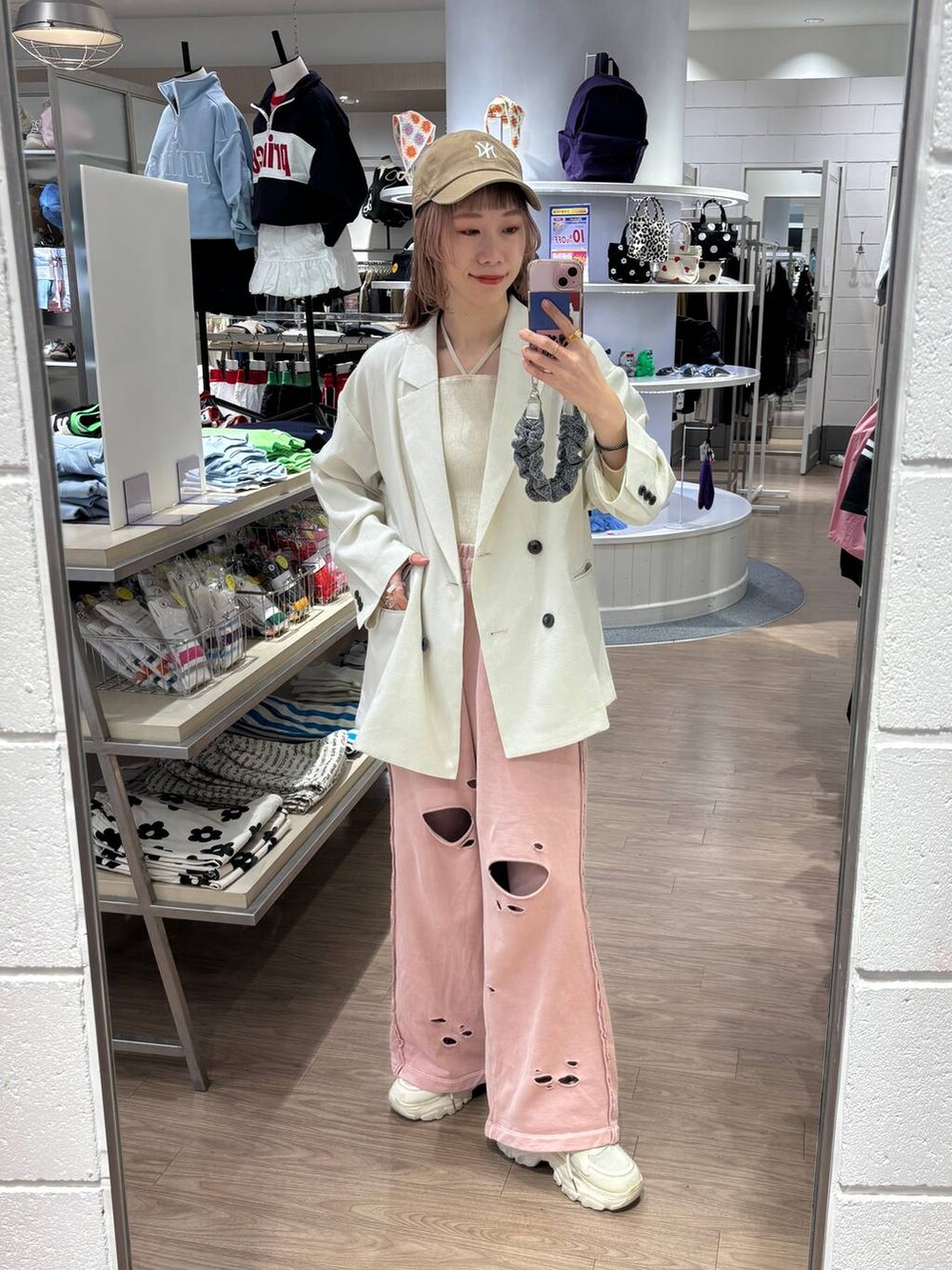 「女子ウケ、個性派、差し色コーデ、ママコーデ、ローリーズスタイル_LOWRYS FARM、公認インフルエンサー_LOWRYS FARM、大人女子カジュアル_LOWRYS FARM、カジュアル、メガネ、LOWRYS FARM、着痩せ・細見え、春コーデ、ジャケット、スウェットパンツ、キャップ」｜「LOWRYS FARMのホップサックダブルジャケット 243336（テーラードジャケット、ホワイト系）」を使った、milkさん（レディース・160cm）の冬コーディネートの8枚目の写真