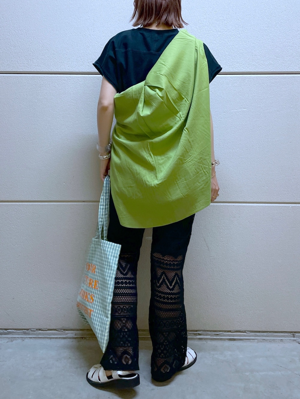 グリーン系のシャツ/ブラウス、グレー系のTシャツ/カットソー、ブラック系のその他パンツを着用したレディースの夏コーディネートの4枚目の写真