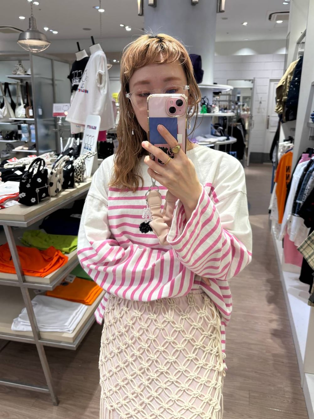 「ママコーデ、女子ウケ、個性派、差し色コーデ、春コーデ、ローリーズスタイル_LOWRYS FARM、公認インフルエンサー_LOWRYS FARM、大人女子カジュアル_LOWRYS FARM、カジュアル、メガネ、LOWRYS FARM、着痩せ・細見え、スカート、ボーダー」｜「LOWRYS FARMのボリュームスニーカー　994248（スニーカー、ホワイト系）」を使った、milkさん（レディース・160cm）の春コーディネートの2枚目の写真