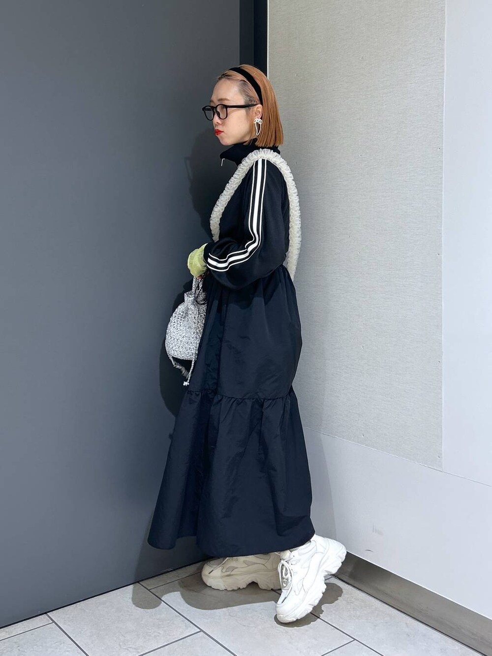 「ワンピース、スニーカー、女子ウケ、個性派、差し色コーデ、ママコーデ、春コーデ、ローリーズスタイル_LOWRYS FARM、公認インフルエンサー_LOWRYS FARM、大人女子カジュアル_LOWRYS FARM、カジュアル、メガネ、LOWRYS FARM、着痩せ・細見え」|「LOWRYS FARMの曇り止め付メガネ 952570(メガネ、その他)」を使った、milkさん(レディース・160cm)の春コーディネートの3枚目の写真