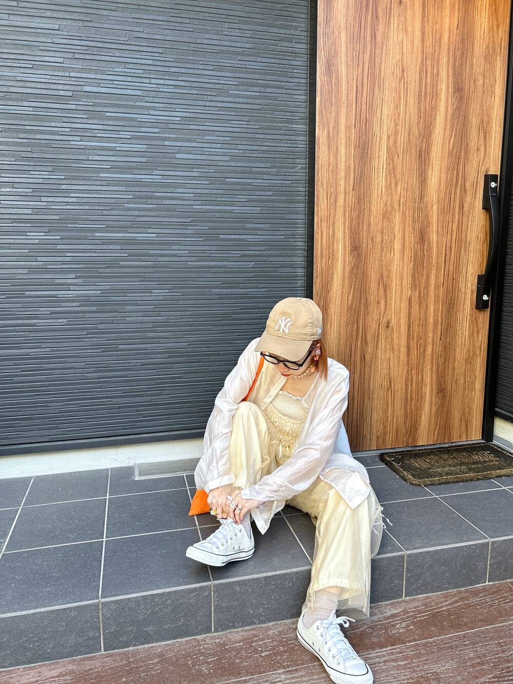 「メガネ、LOWRYS FARM、着痩せ・細見え、女子ウケ、個性派、差し色コーデ、ママコーデ、春コーデ、ローリーズスタイル_LOWRYS FARM、公認インフルエンサー_LOWRYS FARM、大人女子カジュアル_LOWRYS FARM、カジュアル、レイヤードスタイル」｜「LOWRYS FARMのアソートレイヤードパンツ　104210（その他パンツ、ベージュ系）」を使った、milkさん（レディース・160cm）の春コーディネートの4枚目の写真