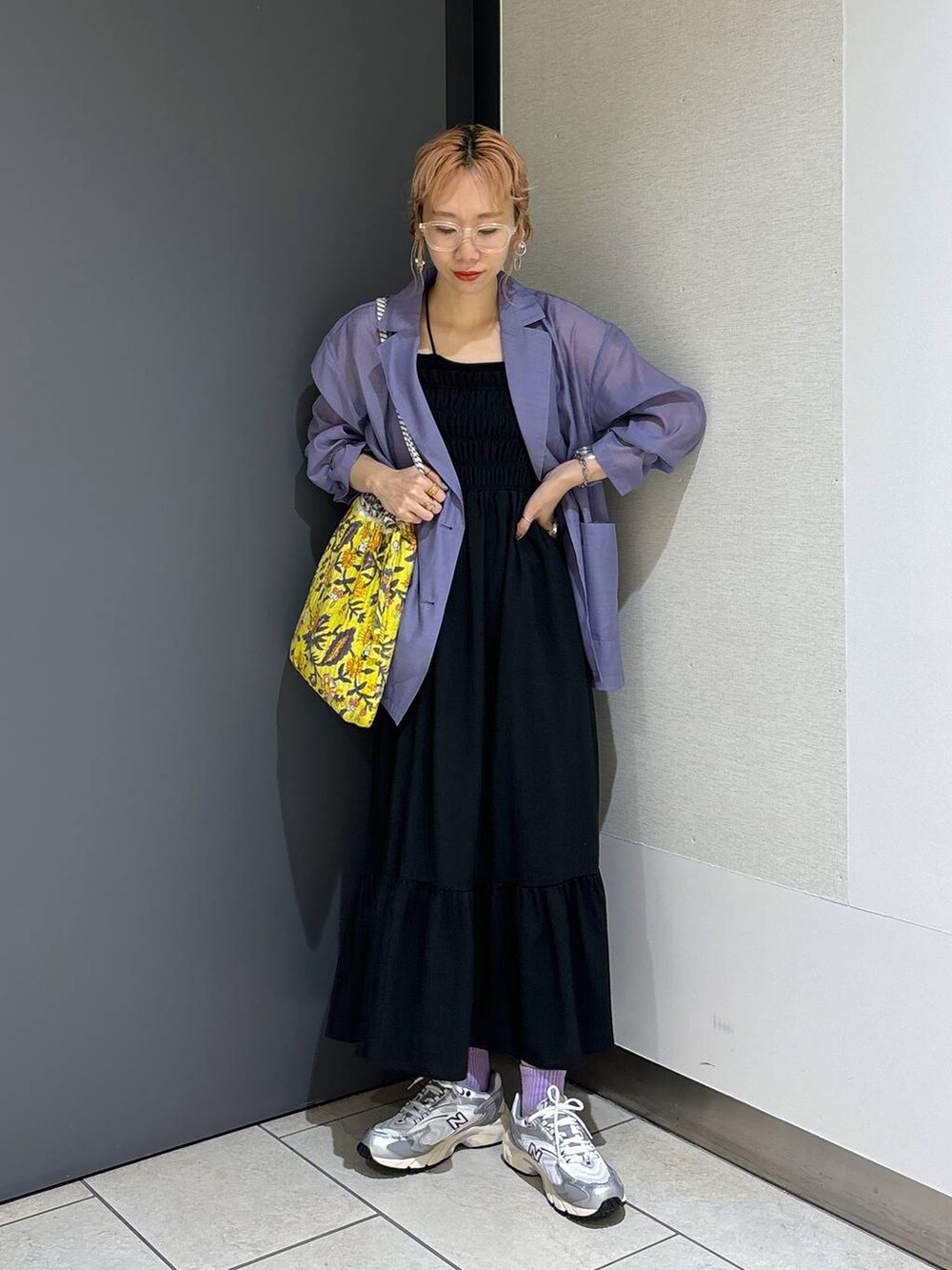 ブラック系のワンピース、ブラック系のキャミソール、イエロー系のトートバッグを着用したレディースの夏コーディネートの6枚目の写真