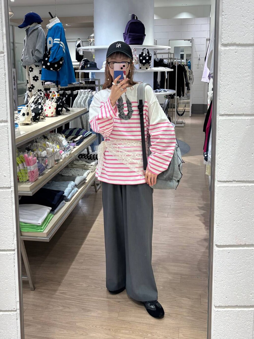 「女子ウケ、個性派、差し色コーデ、ママコーデ、春コーデ、ローリーズスタイル_LOWRYS FARM、公認インフルエンサー_LOWRYS FARM、大人女子カジュアル_LOWRYS FARM、カジュアル、メガネ、LOWRYS FARM、着痩せ・細見え、キャップ、ワイドパンツ、リュック・バッグ」|「LOWRYS FARMのLAWSONボーダーT 151500(Tシャツ/カットソー、ピンク系)」を使った、milkさん(レディース・160cm)の春コーディネートの8枚目の写真