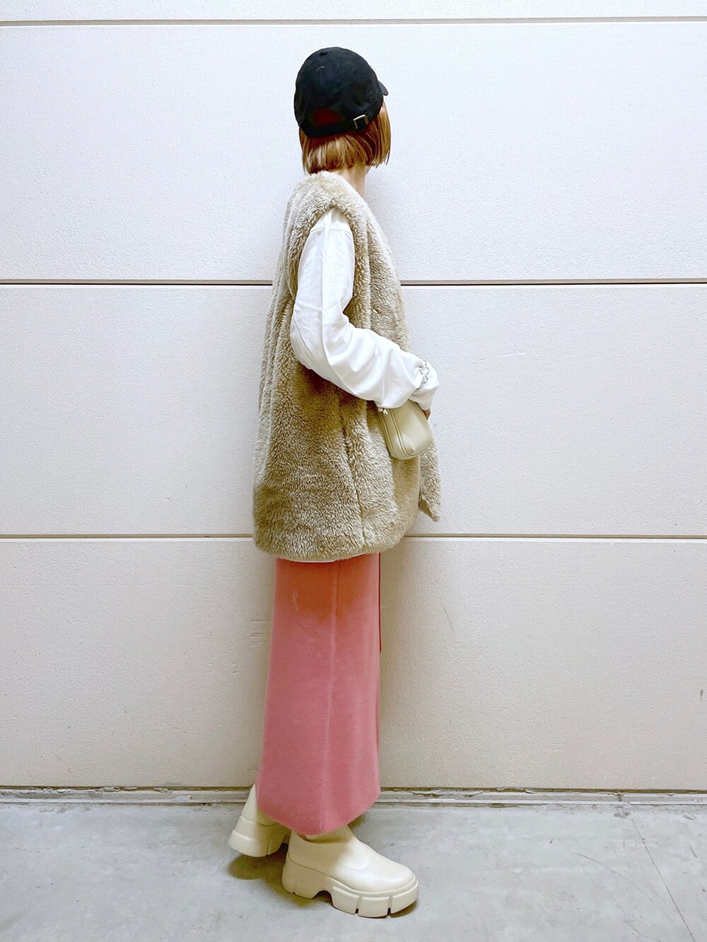 ベージュ系のその他アウター、ホワイト系のショルダーバッグ、ピンク系のスカートを着用したレディースの秋コーディネートの4枚目の写真