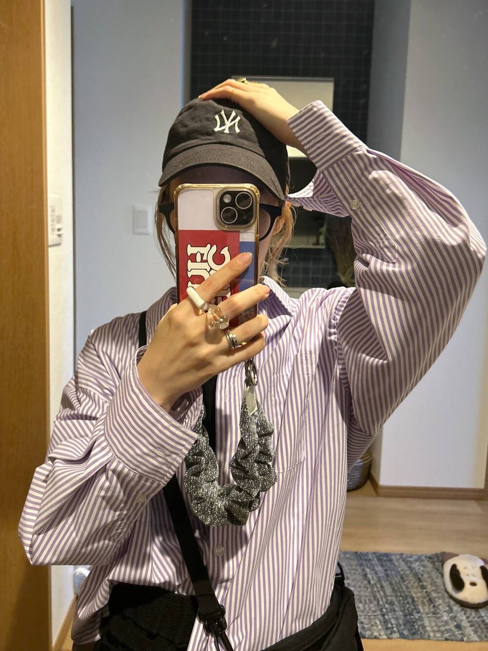 「女子ウケ、個性派、差し色コーデ、ママコーデ、春コーデ、ローリーズスタイル_LOWRYS FARM、公認インフルエンサー_LOWRYS FARM、大人女子カジュアル_LOWRYS FARM、カジュアル、メガネ、LOWRYS FARM、着痩せ・細見え、ロングスカート、スカート、キャップ」｜「LOWRYS FARMのチビフリルタイトスカート　108166（スカート、ブラック系）」を使った、milkさん（レディース・160cm）の春コーディネートの5枚目の写真