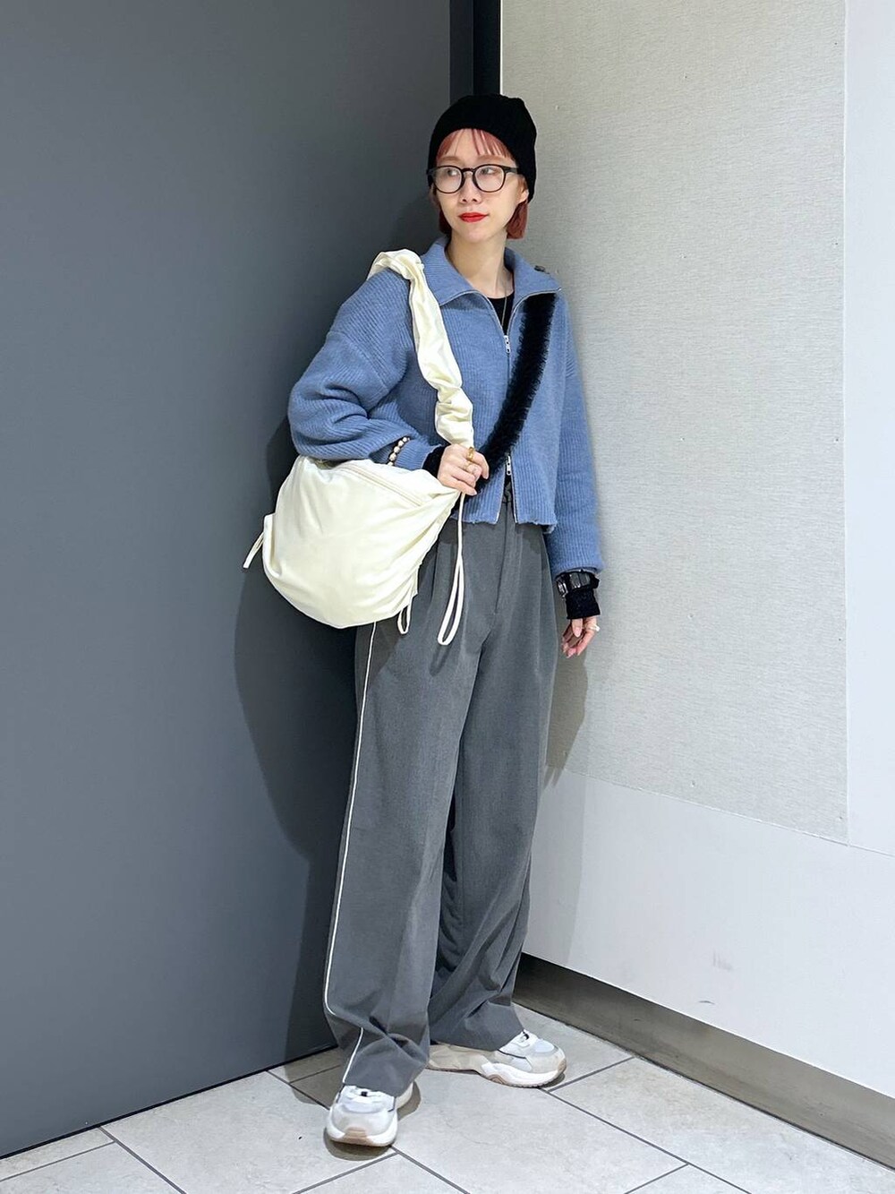 「着痩せ・細見え、女子ウケ、カジュアル、個性派、差し色コーデ、ママコーデ、冬コーデ、ローリーズスタイル_LOWRYS FARM、公認インフルエンサー_LOWRYS FARM、大人女子カジュアル_LOWRYS FARM、メガネ、ワイドパンツ、ニット、ショルダーバッグ、ニット帽」｜「LOWRYS FARMのＧＬＡＳＳＥＳ２　182184（メガネ、その他）」を使った、milkさん（レディース・160cm）の冬コーディネートの2枚目の写真