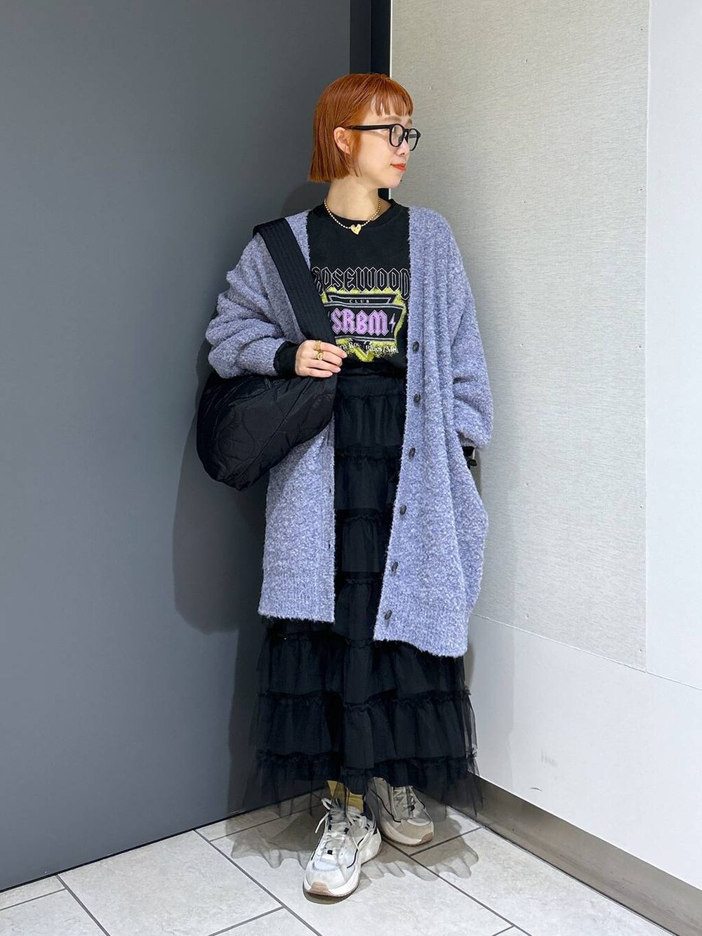 ブラック系のショルダーバッグ、パープル系のチュニック、グレー系のTシャツ/カットソーを着用したレディースの秋コーディネートの8枚目の写真