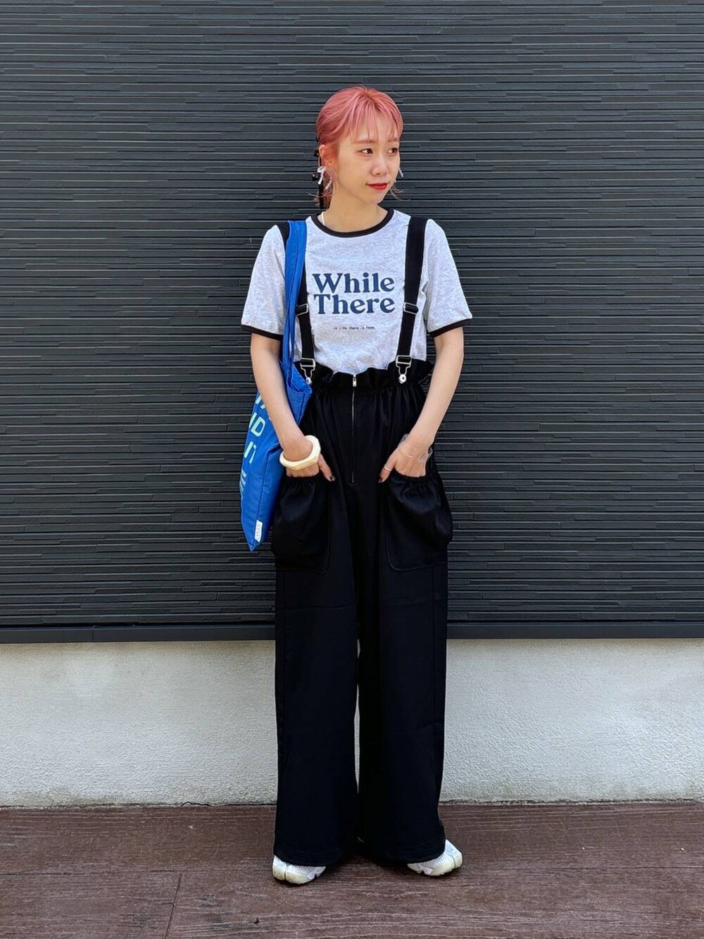 グレー系のTシャツ/カットソー、ブラック系のワンピース、ブラック系のバレッタ/ヘアクリップを着用したレディースの夏コーディネートの6枚目の写真