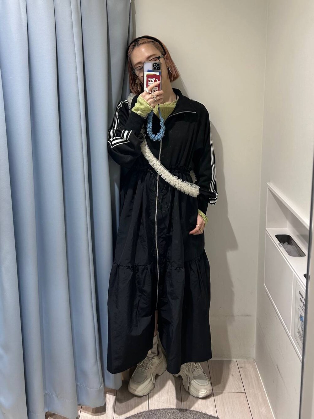 「ワンピース、スニーカー、女子ウケ、個性派、差し色コーデ、ママコーデ、春コーデ、ローリーズスタイル_LOWRYS FARM、公認インフルエンサー_LOWRYS FARM、大人女子カジュアル_LOWRYS FARM、カジュアル、メガネ、LOWRYS FARM、着痩せ・細見え」|「LOWRYS FARMの曇り止め付メガネ 952570(メガネ、その他)」を使った、milkさん(レディース・160cm)の春コーディネートの9枚目の写真