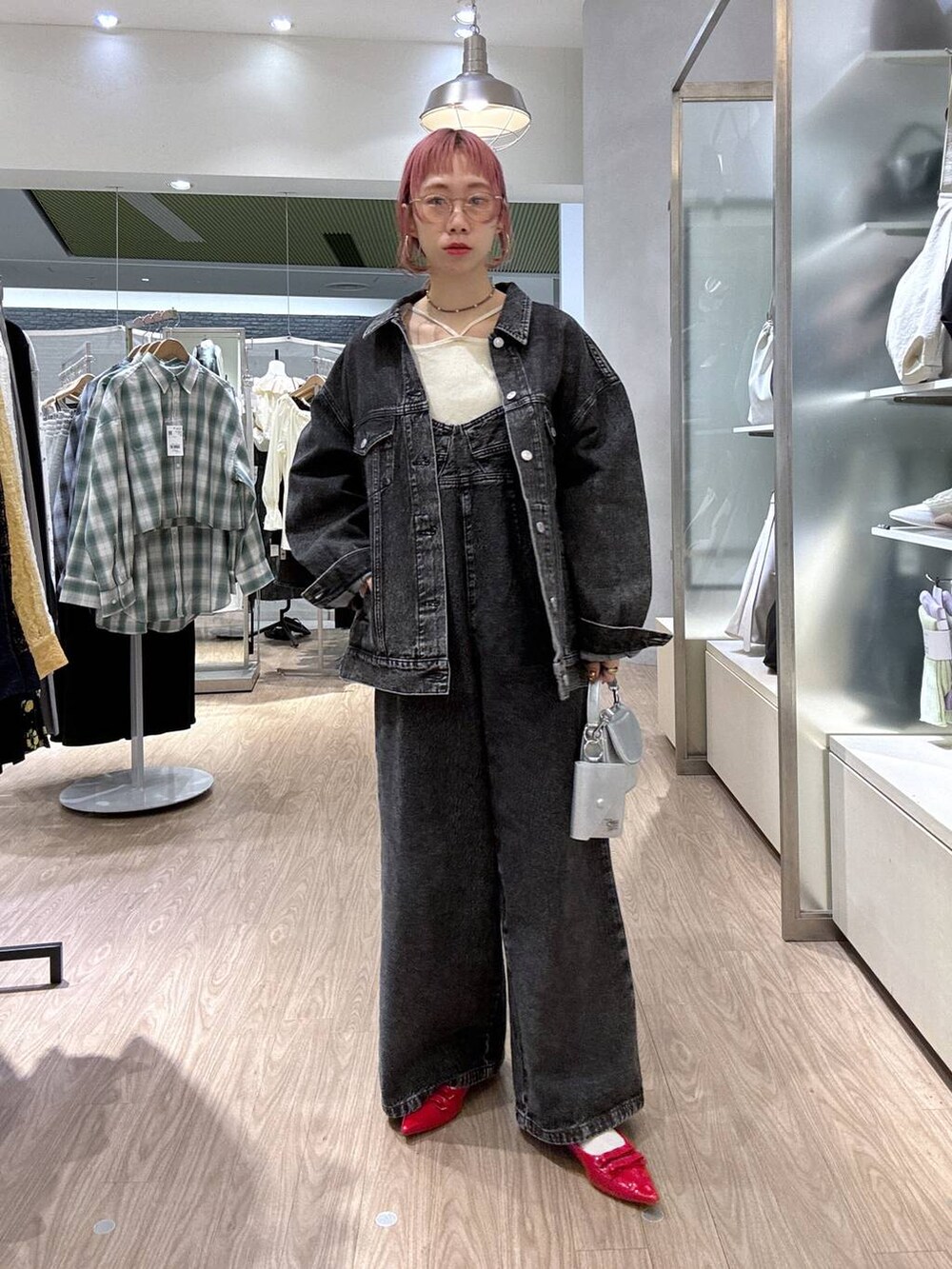 「女子ウケ、個性派、差し色コーデ、ママコーデ、冬コーデ、ローリーズスタイル_LOWRYS FARM、公認インフルエンサー_LOWRYS FARM、大人女子カジュアル_LOWRYS FARM、カジュアル、メガネ、LOWRYS FARM、着痩せ・細見え、秋冬新作、ネックレス、パンプス」｜「LOWRYS FARMのＣＯＮＥ／ＢＩＧＧジャン　131366（デニムジャケット、ブラック系）」を使った、milkさん（レディース・160cm）の冬コーディネートの2枚目の写真