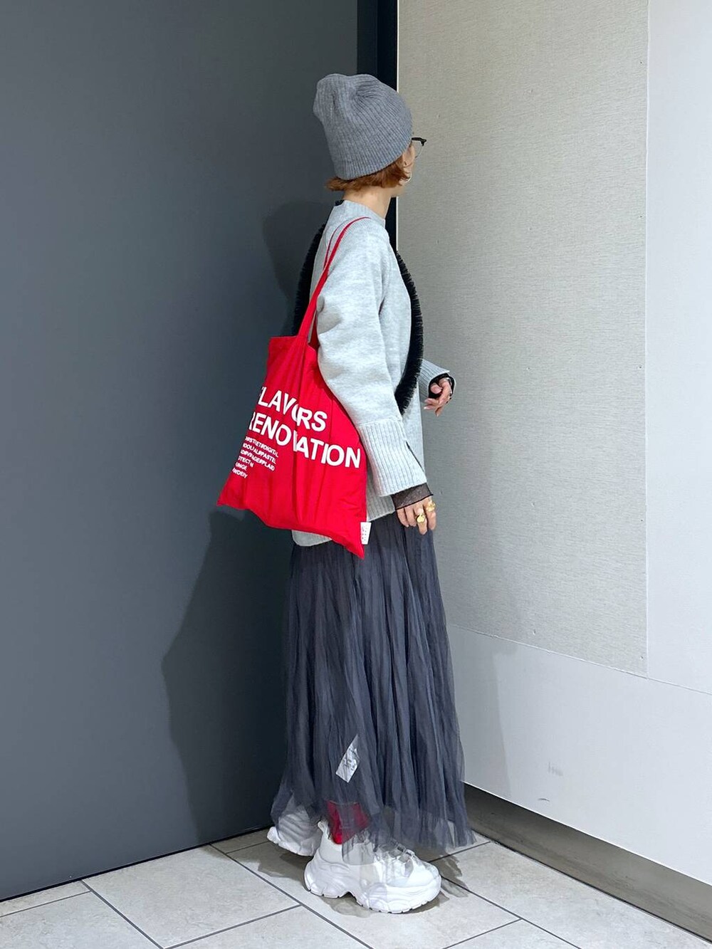 「女子ウケ、個性派、差し色コーデ、メガネ、LOWRYS FARM、着痩せ・細見え、ママコーデ、冬コーデ、ローリーズスタイル_LOWRYS FARM、公認インフルエンサー_LOWRYS FARM、大人女子カジュアル_LOWRYS FARM、カジュアル」｜「LOWRYS FARMのモチモチハイネックプルオーバーＬＳ　968925（ニット/セーター、グレー系）」を使った、milkさん（レディース・160cm）の冬コーディネートの2枚目の写真
