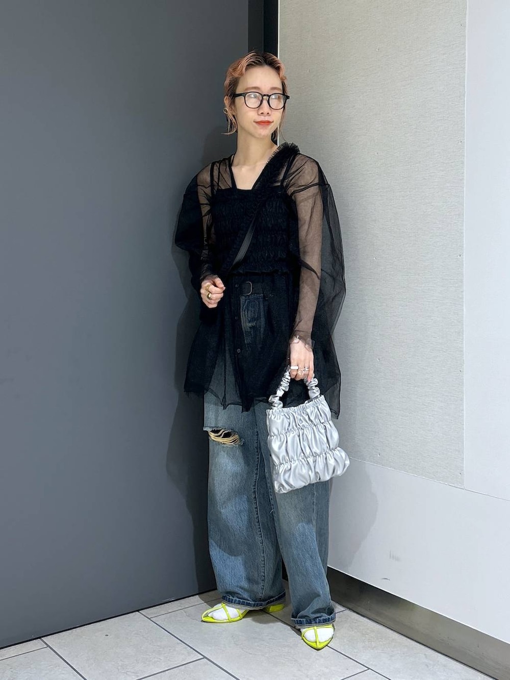 「女子ウケ、個性派、デニムパンツ、ビスチェ、夏コーデ、差し色コーデ、ママコーデ、春コーデ、ローリーズスタイル_LOWRYS FARM、公認インフルエンサー_LOWRYS FARM、大人女子カジュアル_LOWRYS FARM、カジュアル、メガネ、LOWRYS FARM、着痩せ・細見え」｜「LOWRYS FARMの２ＷＡＹチュールチュニック 111155（シャツ/ブラウス、ブラック系）」を使った、milkさん（レディース・160cm）の春コーディネートの7枚目の写真