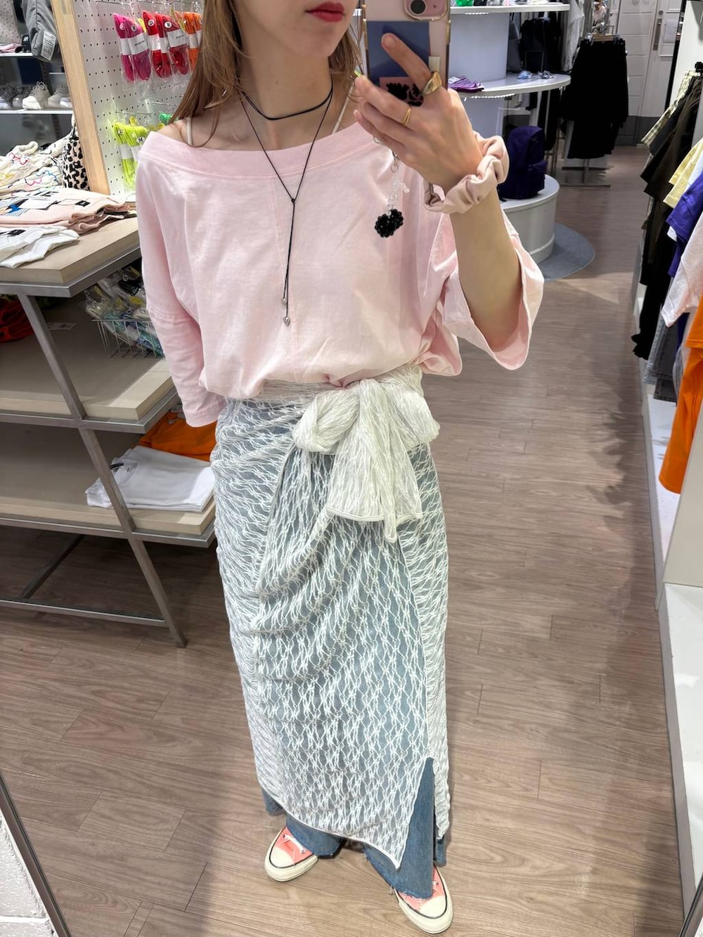 「メガネ、LOWRYS FARM、着痩せ・細見え、デニムパンツ、女子ウケ、個性派、差し色コーデ、ママコーデ、春コーデ、ローリーズスタイル_LOWRYS FARM、ワイドパンツ、公認インフルエンサー_LOWRYS FARM、キャップ、大人女子カジュアル_LOWRYS FARM、カジュアル」|「LOWRYS FARMのCASUALCLASSIC25 283907(キャップ、ブラック系)」を使った、milkさん(レディース・160cm)の春コーディネートの5枚目の写真