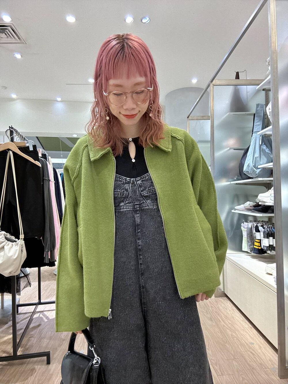 「女子ウケ、個性派、ママコーデ、冬コーデ、ローリーズスタイル_LOWRYS FARM、公認インフルエンサー_LOWRYS FARM、大人女子カジュアル_LOWRYS FARM、カジュアル、メガネ、LOWRYS FARM、着痩せ・細見え、秋冬新作、アウター、ニット、カーディガン」｜「LOWRYS FARMのＣＯＮＥデニムサロペット 247262（サロペット/オーバーオール、ブラック系）」を使った、milkさん（レディース・160cm）の冬コーディネートの2枚目の写真
