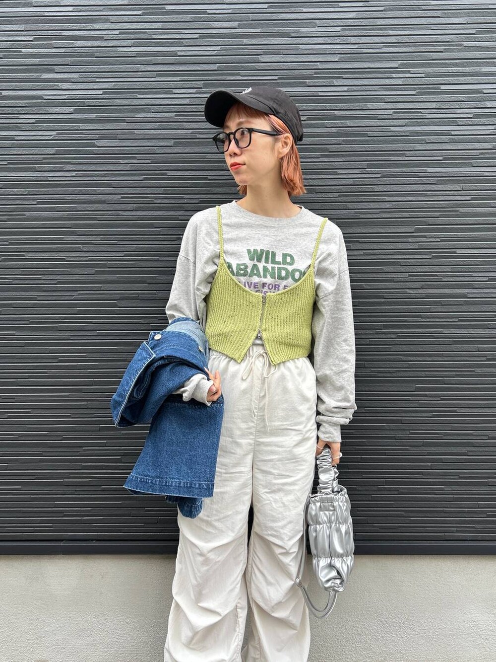 「女子ウケ、個性派、差し色コーデ、ママコーデ、春コーデ、ローリーズスタイル_LOWRYS FARM、公認インフルエンサー_LOWRYS FARM、大人女子カジュアル_LOWRYS FARM、カジュアル、メガネ、LOWRYS FARM、着痩せ・細見え、カバーオール、春アウター、ビスチェ」｜「RAGEBLUEの2WAY/スパンコールZIPニットビスチェ（ベスト、グリーン系）」を使った、milkさん（レディース・160cm）の春コーディネートの9枚目の写真