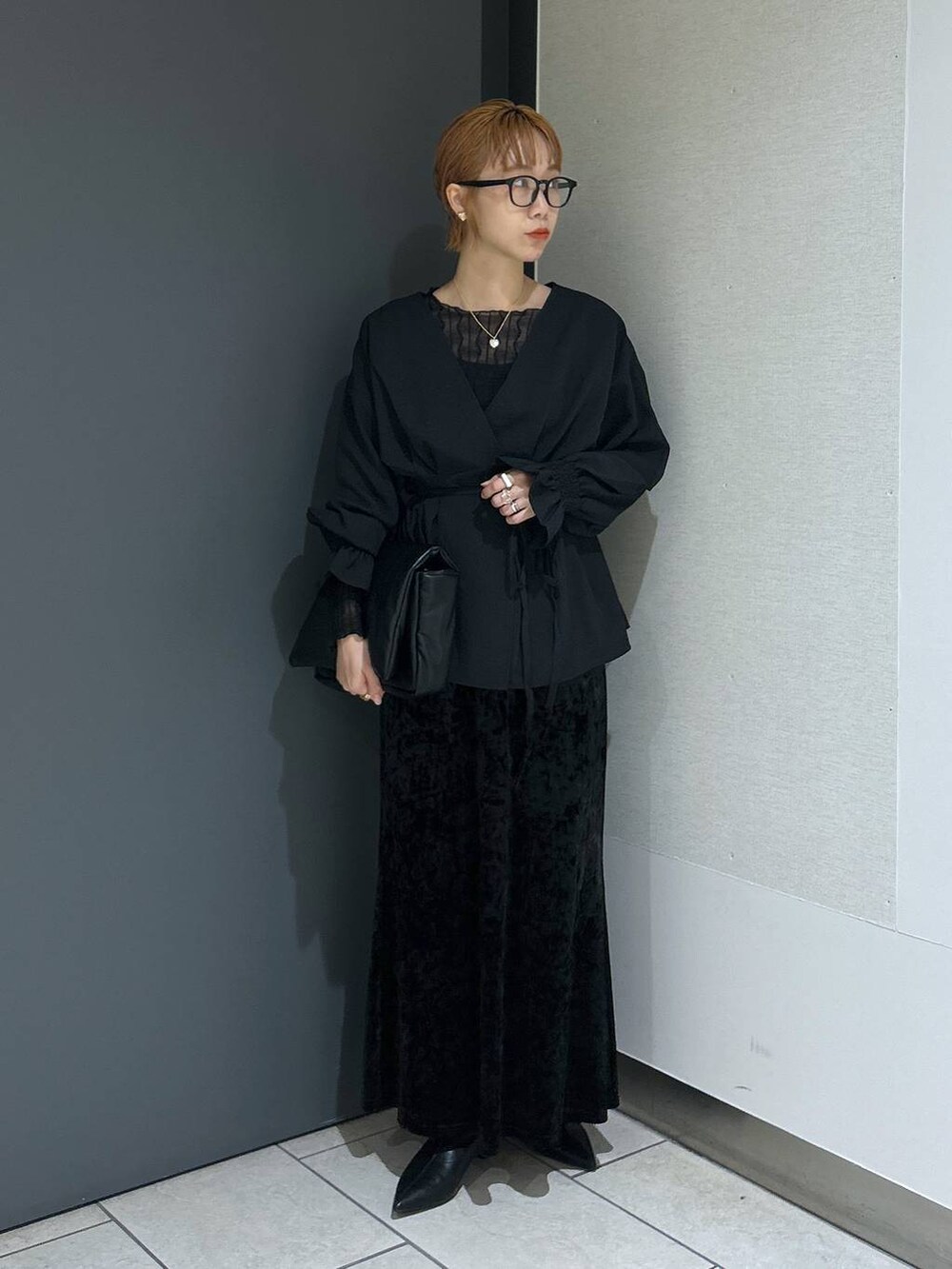 ブラック系のキャミソール、ブラック系のTシャツ/カットソー、ブラック系のシャツ/ブラウスを着用したレディースの秋コーディネートの8枚目の写真