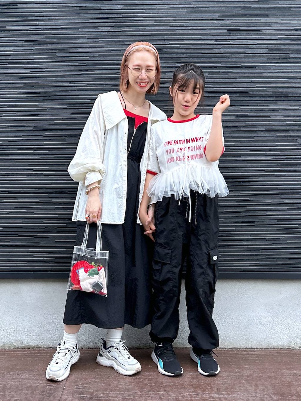 「ママコーデ、メガネ、着痩せ・細見え、女子ウケ、個性派、差し色コーデ、春コーデ、ローリーズスタイル_LOWRYS FARM、公認インフルエンサー_LOWRYS FARM、大人女子カジュアル_LOWRYS FARM、カジュアル、LOWRYS FARM、Tシャツ、キャミソール」|「LOWRYS FARMの2WAYポケジャンスカ 102177(ワンピース、ブラック系)」を使った、milkさん(レディース・160cm)の春コーディネートの6枚目の写真