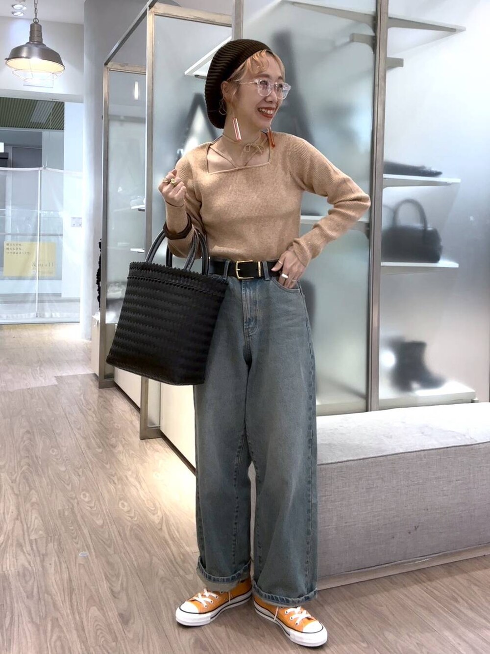 ブルー系のデニムパンツ、ピンク系のニット/セーター、その他のメガネを着用したレディースの秋コーディネートの2枚目の写真